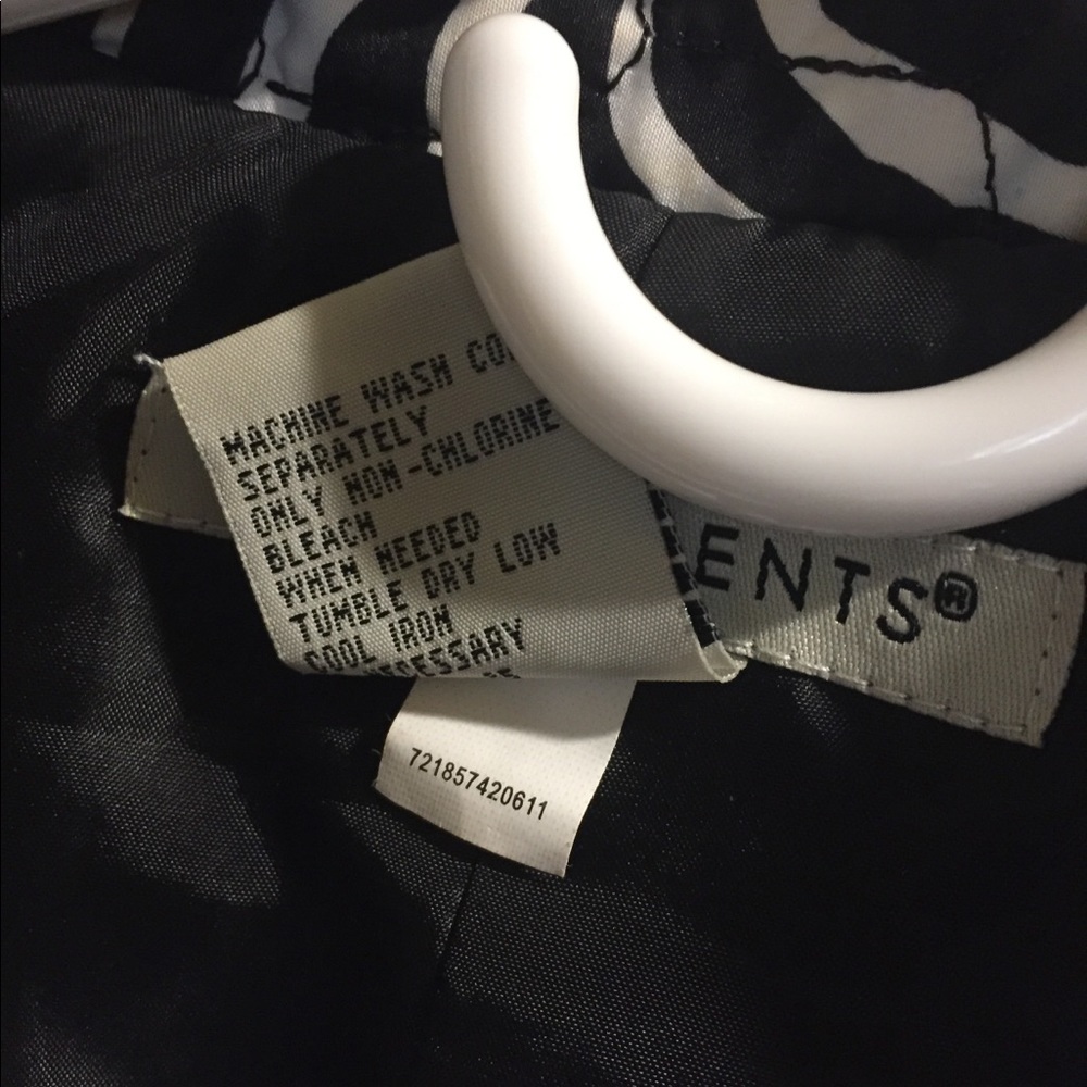 Women’s zebra pattern medium weight jacket/blazer.